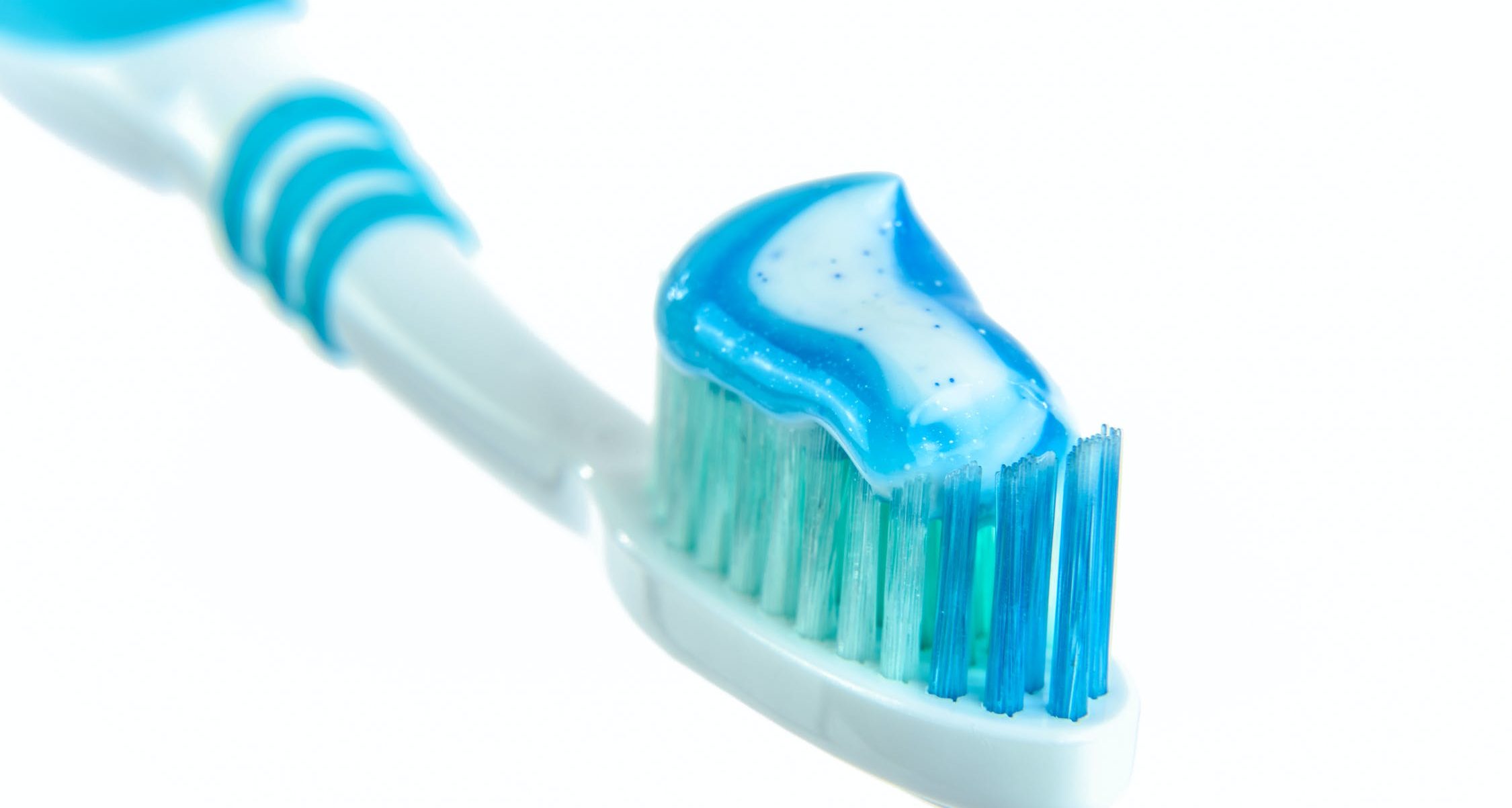 How to brush your teeth - with a manual or electric toothbrush